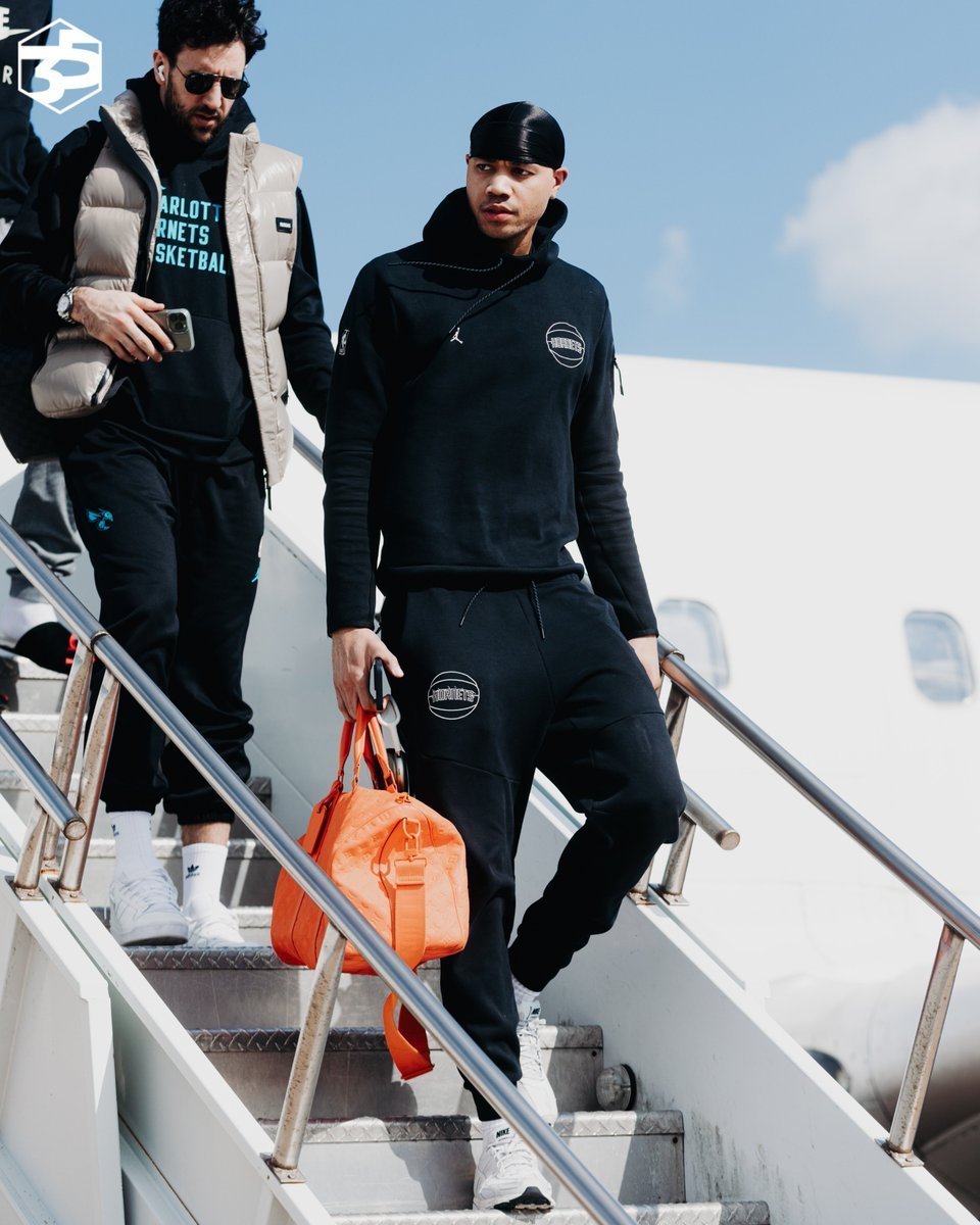 夏洛特黄蜂队在关键时刻挺身而出，获得翻盘胜利