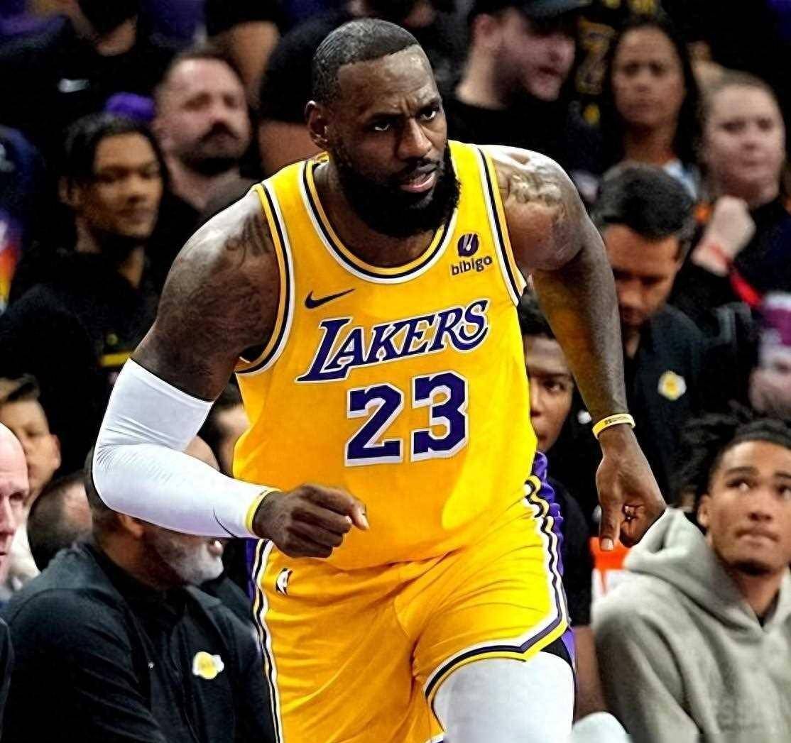 夏洛特黄蜂队在关键时刻挺身而出，获得翻盘胜利